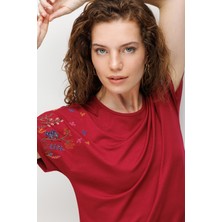 Desen Triko Kadın Sıfır Yaka Nakış Işlemeli Düşük Kollu Penye T-Shirt Vişne