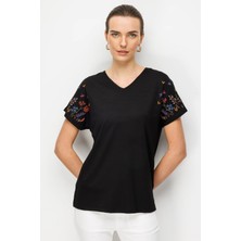 Desen Triko Kadın V Yaka Nakış Işlemeli Düşük Kollu Penye T-Shirt Siyah