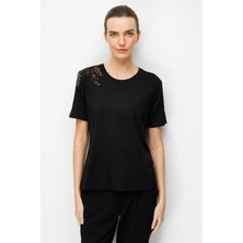 Desen Triko Kadın Sıfır Yaka Tek Omuzu Nakışlı Penye T-Shirt Siyah