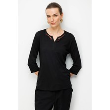 Desen Triko Kadın Açma Yaka Nakış Işlemeli Penye Bluz Siyah