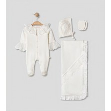 Pugi Baby Dantel Detaylı Yenidoğan Hastane Çıkışı 4'lü Bebek Seti (Tulum, Şapka, Eldiven, Battaniye)