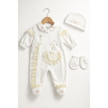 Kardeşler Bebe Dantel Detaylı Çiçek Nakışlı Yenidoğan Kız Bebek Tulum Seti (Şapkalı Eldivenli)