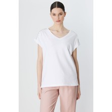 On Kadın Omuzları Taşlı V Yaka Pamuklu T-Shirt 71415 Beyaz
