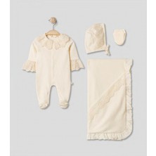 Pugi Baby Dantel Detaylı Yenidoğan Hastane Çıkışı 4'lü Bebek Seti (Tulum, Şapka, Eldiven, Battaniye)