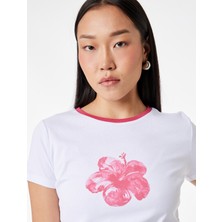 Koton Pamuklu Slim Fit Kısa Kollu Bisiklet Yaka Hibiskus Çiçeği Baskılı Tişört