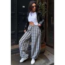 Madmext Beyaz Ekose Desenli Yüksek Bel Balon Fit Kadın Pantolon MG2726