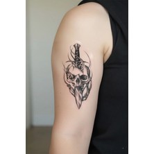 Dövme Kutusu Geçici Dövme | Kuru Kafa ve Kılıç Tasarımı – Ölümün, Gücün ve Cesaretin Simgesi