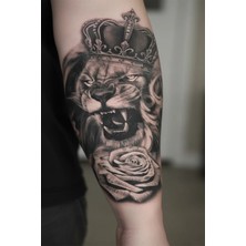 Dövme Kutusu Geçici Dövme | Aslan, Taç ve Gül Tasarımı – Krallığın, Gücün ve Aşkın Simgesi