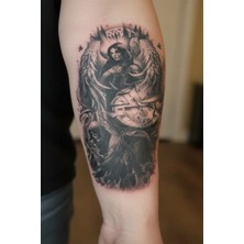 Dövme Kutusu Geçici Dövme – Saat ve Melek 3D Motifi ile Zamanın Akışı, Koruma ve Ilahi Gücün Sembolü!