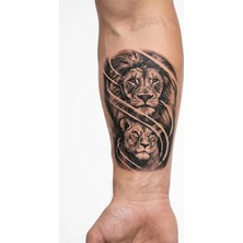Dövme Kutusu Geçici Dövme | Aslan, Kral ve Aile Tasarımı – Gücün, Liderliğin ve Aile Bağlarının Simgesi