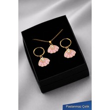 Trend Collection Kadın Pembe Çiçek Incili Çelik Kolye Küpe Seti Gold Renk Zarif Takı