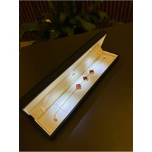 Ada Life Gümüş (Premium Işıklı Kutu) 925 Ayar Gümüş 18 Ayar Gold Kaplama 3 Sıra Bordo Taşlı Yonca Bileklik