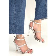 Erbilden Umira Gümüş Rugan Topuklu Bilekten Kemerli Ayakkabı