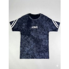 İncili Erkek Çocuk Vintage Görünümlü Lacivert T-Shirt - Retro Şerit Detaylı Grafik Baskılı Üst