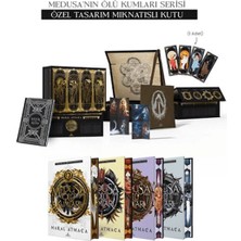 Medusa'nın Ölü Kumları Serisi - Hediyeli Yan Boyamalı Mıknatıslı Kutu (Ciltli)