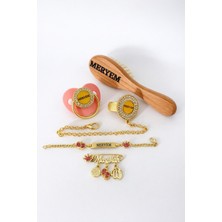 Shopfocus Kişiye Özel Isimli-Emzik-Emzik Askısı-Emzik Zinciri-Künye-Yaka İĞNESİ-%100 Doğal Ahşap Bebek Fırçası