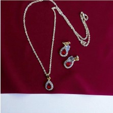 C&On Design Damla Figürlü Kırmızı Taşlı Kolye ve Küpe Seti – Zarif ve Işıltılı Şıklık