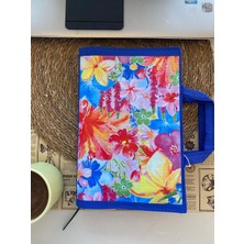 Saks Mavisi  Kitçan 17 × 24 cm Çiçek Desenli Standart Kitap Çantası | Kulplu Kumaş Kitap Kılıfı