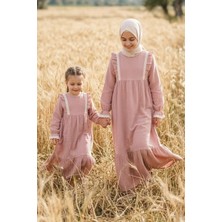 Betül Akbay Kız Çocuk Tesettür Elbise – Masal Model Fistolu Müslin Tam Boy Pudra