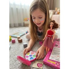 Farbu Oyuncak Çilek Desenli Aynalı 6 Renkli Boya Paletli 30CM Oyuncak Bebekli Makyaj ve Bebek Oyun Seti