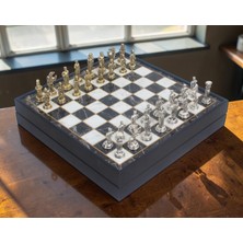 Elifeshop Lüks Sandıklı Metal Satranç Takımı Krom Kaplama Osmanlı Vs Bizans Figürler –  Mermer Desenli 20 Cm.