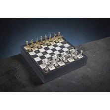 Elifeshop Lüks Sandıklı Metal Satranç Takımı Krom Kaplama Pegasus Atları Figürler – Mermer Desenli Zemin 20 cm
