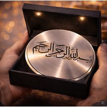 Besmele Yazılı Premium Metal Disk – LED Işıklı Hediye Kutulu Islami Dekoratif Masa ve Ofis Dekoru