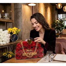 Kamira Kişiye Özel Yazılı Güllü Akrilik Çanta Tasarım – Dekoratif Hediye Kutusu (Kırmızı / Mavi / Pembe / Beyaz / Lila)