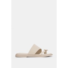 Selin Shoes Zenira Düz Taban Parmak Arası Gold Aksesuar Detaylı Kadın Terlik- Ekru