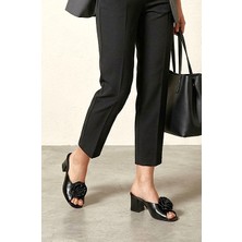 Gökhan Talay Rosette Esnek Yumuşak Kaymaz Taban (4 Cm) Siyah Rugan El Yapımı Gül Detaylı Açık Lastikli Kadın Kalın Topuklu Ayakkabı