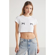 Ethiquet KRIM Kadın Kurdele Baskı Detaylı %100 Organik Pamuklu Bisiklet Yaka Crop Beyaz T-Shirt