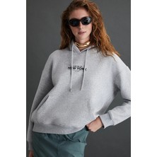 Ethiquet CHARGELLE Kadın Organik Pamuk Şardonlu Regular Şehir Temalı Baskılı Kapüşonlu Grimelanj Sweatshirt
