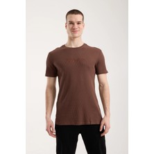 Maxi Modena Erkek Slim Fit Waffle Dokulu Minimal Baskılı Günlük Tişört