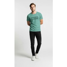 Erkek Minimal Logo Detaylı Modern Günlük T-Shirt
