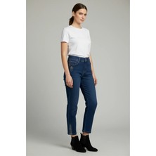 Beli Lastikli Bel ve Paça Taş Detaylı Mom Jean