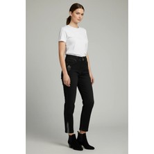 Beli Lastikli Bel ve Paça Taş Detaylı Mom Jean