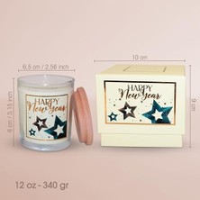 Daisy Store – Yılbaşı Hediyesi, Ahşap ve Baharatlı Sandal Kokulu, Doğal Bio Balmum, 135 G Kokulu Mum, 40 Saat Yanma Süresi, Lüks Kutulu, Kadın ve Erkek Için Şık Yılbaşı Hediyesi