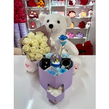 Ayı Evreni Büyük Peluş Ayılı Çiçek Buketli Romantik Hediye Kutusu Mavi | Lila Kutu | Kar Küresi, Çelik Takı Seti, Peluş Ayıcık | Sevgiliye, Anneye, Doğum Günü, 14 Şubat, Yıldönümü