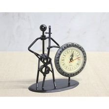 Pileli Store Metal Saatli Keman Çalan Müzisyen