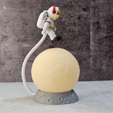 Pileli Store  3D Ay Üzerinde Astronot LED Gece Lambası – Dokunmatik 10 Renk Değiştiren Dekoratif Çocuk Oda