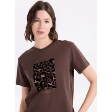 Discovery Expedition D6SL-TST3546 Kahve Bisiklet Yaka Relaxed Baskılı Kadın T-Shirt