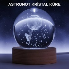 Pileli Store Lazer Işlemeli 3D Astronot Kristal Küre LED Işıklı Uzay Temalı Gece Lambası
