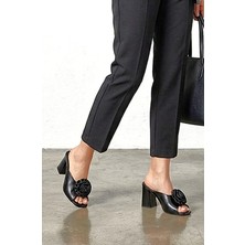 Gökhan Talay Varda Esnek Yumuşak Kaymaz Taban (8 Cm) Siyah Rugan El Yapımı Gül Detaylı Açık Lastikli Kadın Kalın Topuklu Ayakkabı