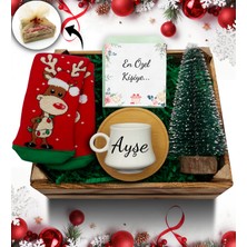 As Gift Mini Kasa Içerisinde Çam Ağacı Mum & Kişiye Özel Beyaz Fincan & Yılbaşı Çorabı Hediye Seti