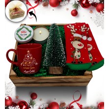 As Gift Kasa Içerisinde Çam Ağacı & Kişiye Özel Kırmızı Kupa & Metal Kutulu Mum & Yılbaşı Çorabı Hediye Seti