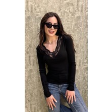 Leilaa V Yaka Dantel Detaylı Bluz