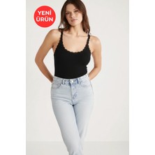 Kadın %100 Pamuklu Normal Kalıp Dantel Detaylı Regular Fit Ince Askılı Oyuk Yaka Siyah Atlet