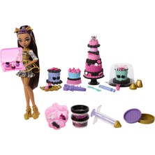Barbie MONSTER HIGH® HAVALI DOĞUM GÜNÜ™ CLAWDEEN WOLF™ Pasta Seti | Clawdeen Wolf bebek ve 20'den fazla süsleme aksesuarı JBG78
