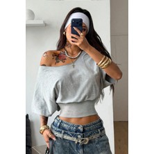 Tarz Cool Kadın Beyaz Madon Yaka Beli Lastikli Crop Düşük Omuzlu Salaş Tişört