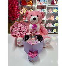 Ayı Evreni Büyük Peluş Ayılı Çiçek Buketli Romantik Hediye Kutusu Pembe | Lila Kutu | Kar Küresi, Çelik Takı Seti, Peluş Ayıcık | Sevgiliye, Anneye, Doğum Günü, 14 Şubat, Yıldönümü